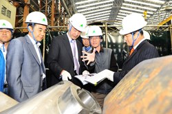 ITER Director-General Motojima visiting Hyundai Heavy Industries (HHI). To verify the design and manufacturing feasibility for the vacuum vessel sectors, HHI has fabricated three types of full scale mockups. (Click to view larger version...)